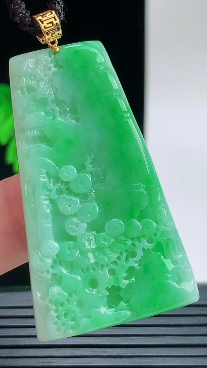 天然A货翡翠山水牌吊坠，尺寸46.7-28.2-4.4重量:13.13g
9月9日