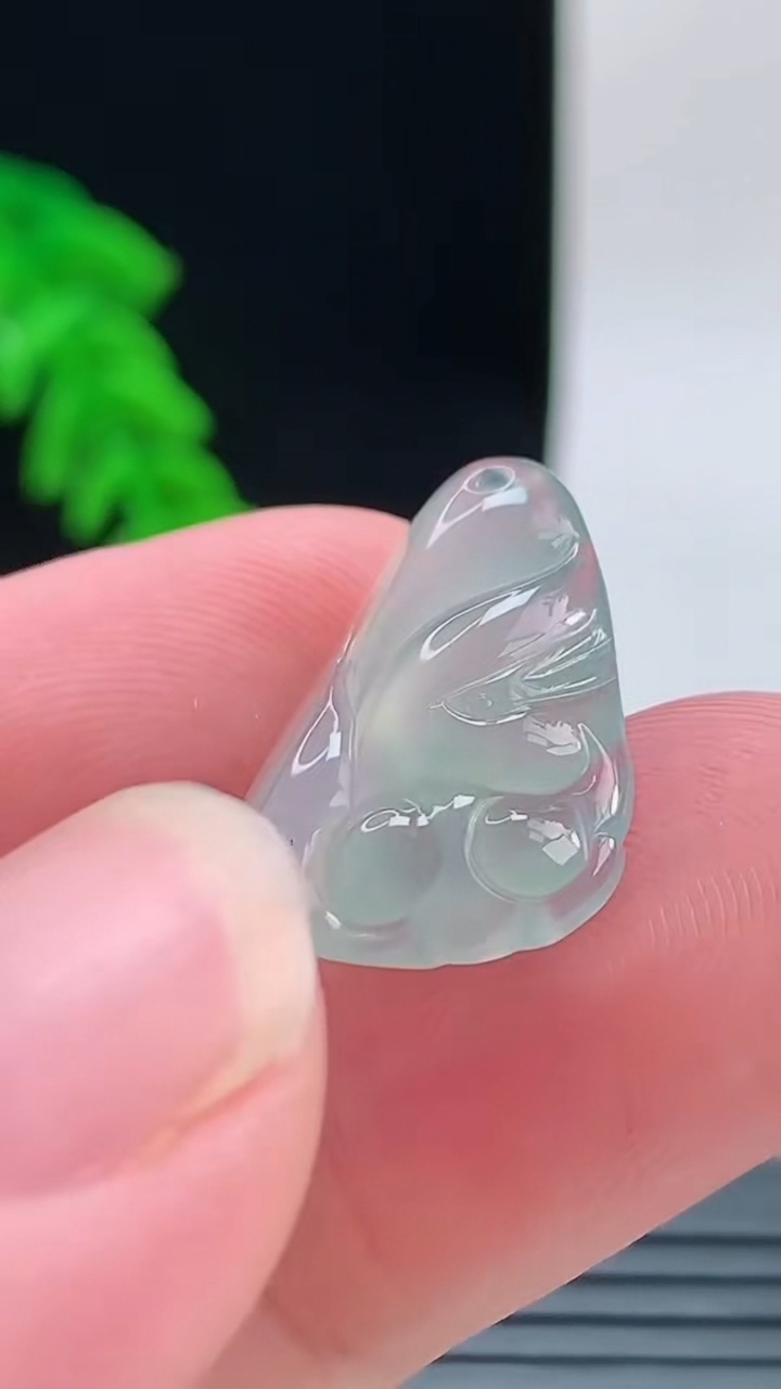 天然A货翡翠九尾狐吊坠，尺寸20.4-14.2-4.7重量:2.05g
9月9日