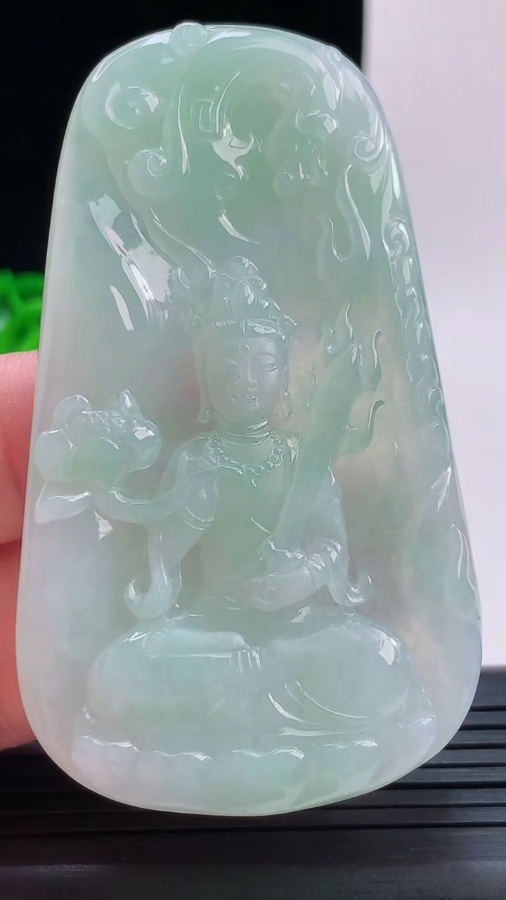 天然A货翡翠虚空藏菩萨吊坠，尺寸71.4-24.1-5.8重量:35.91g
9月9日