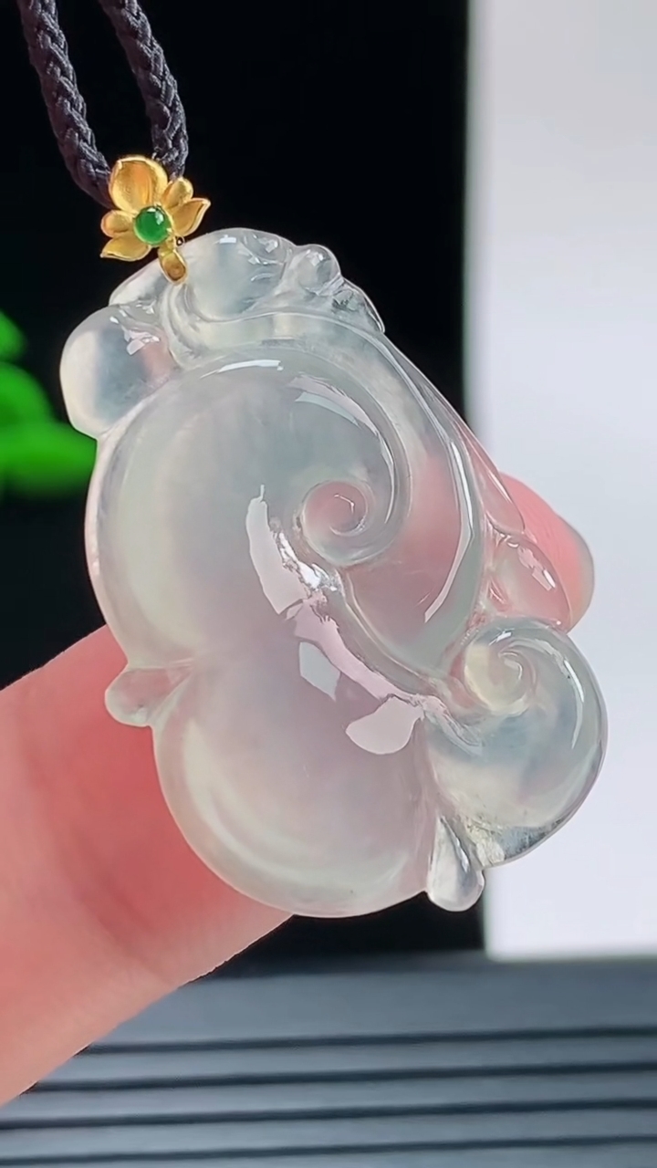 天然A货翡翠种白冰如意吊坠，尺寸26.6-18.5-4重量:3.34g
9月9日