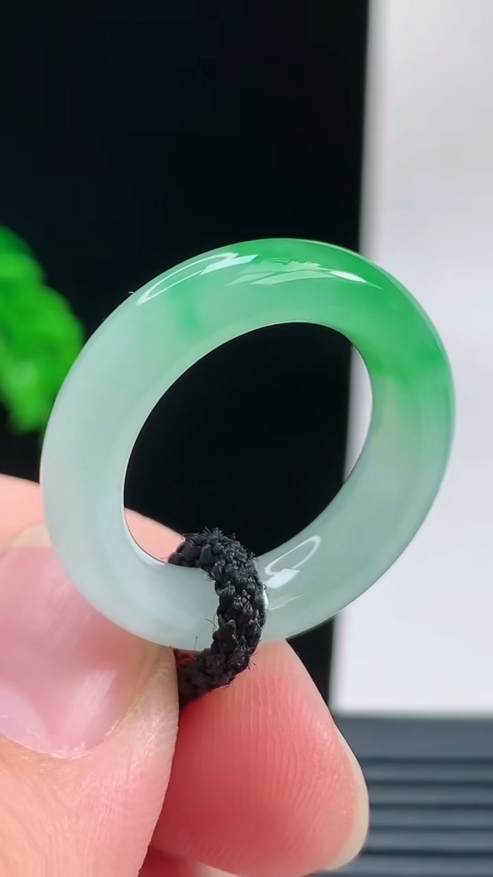 天然A货翡翠玉指环戒指，尺寸17.4-5.6-4.5重量:4.70g2026年9月9日
工厂直销收藏佳品,种好水足，色泽均匀，有种有色，上手高大气！