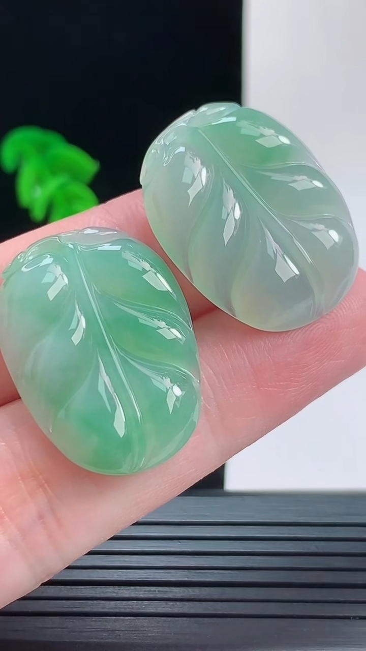 天然A货翡翠金枝玉叶 叶子吊坠一对，尺寸28.2-22.2-4.1重量:10.60g
9月9日