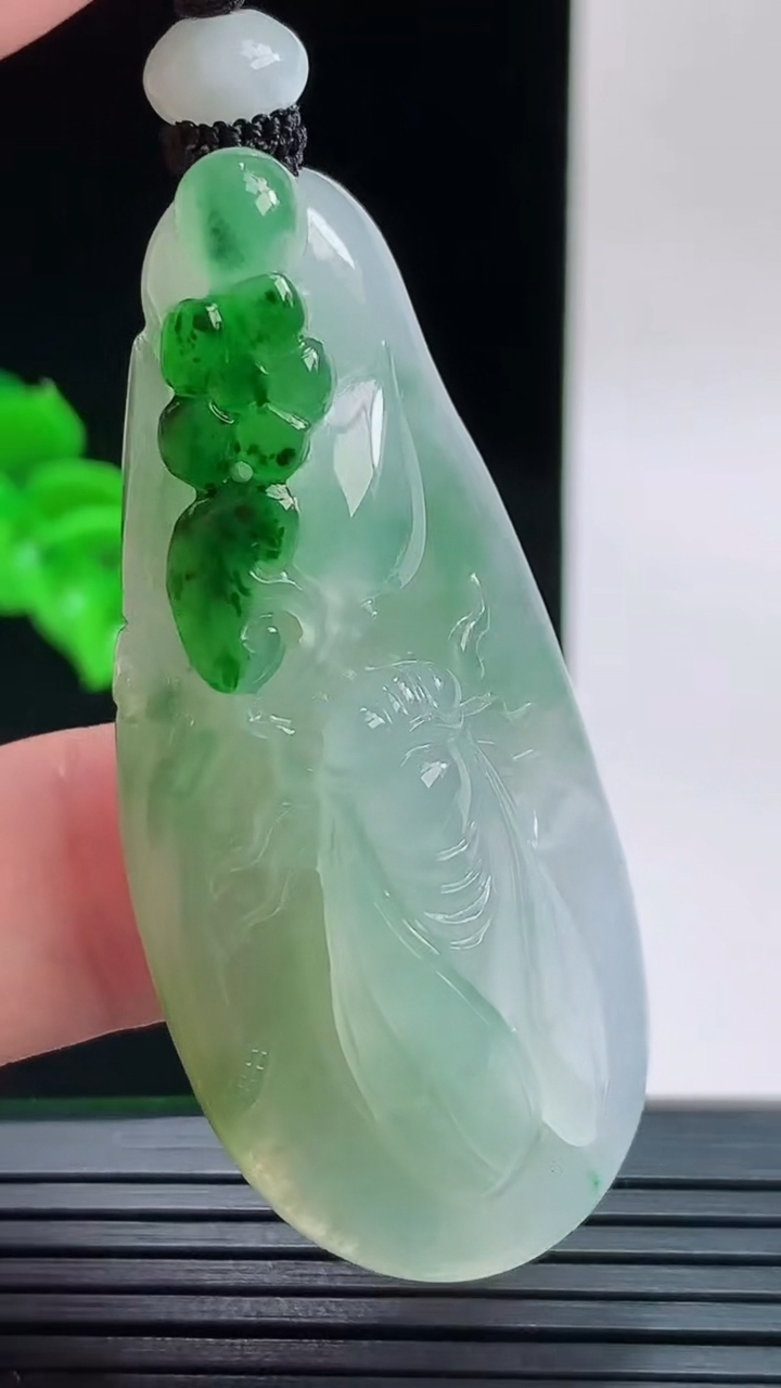 天然A货翡翠一鸣惊人吊坠，尺寸54.4-24.4-11.2重量:26.56g
9月9日
