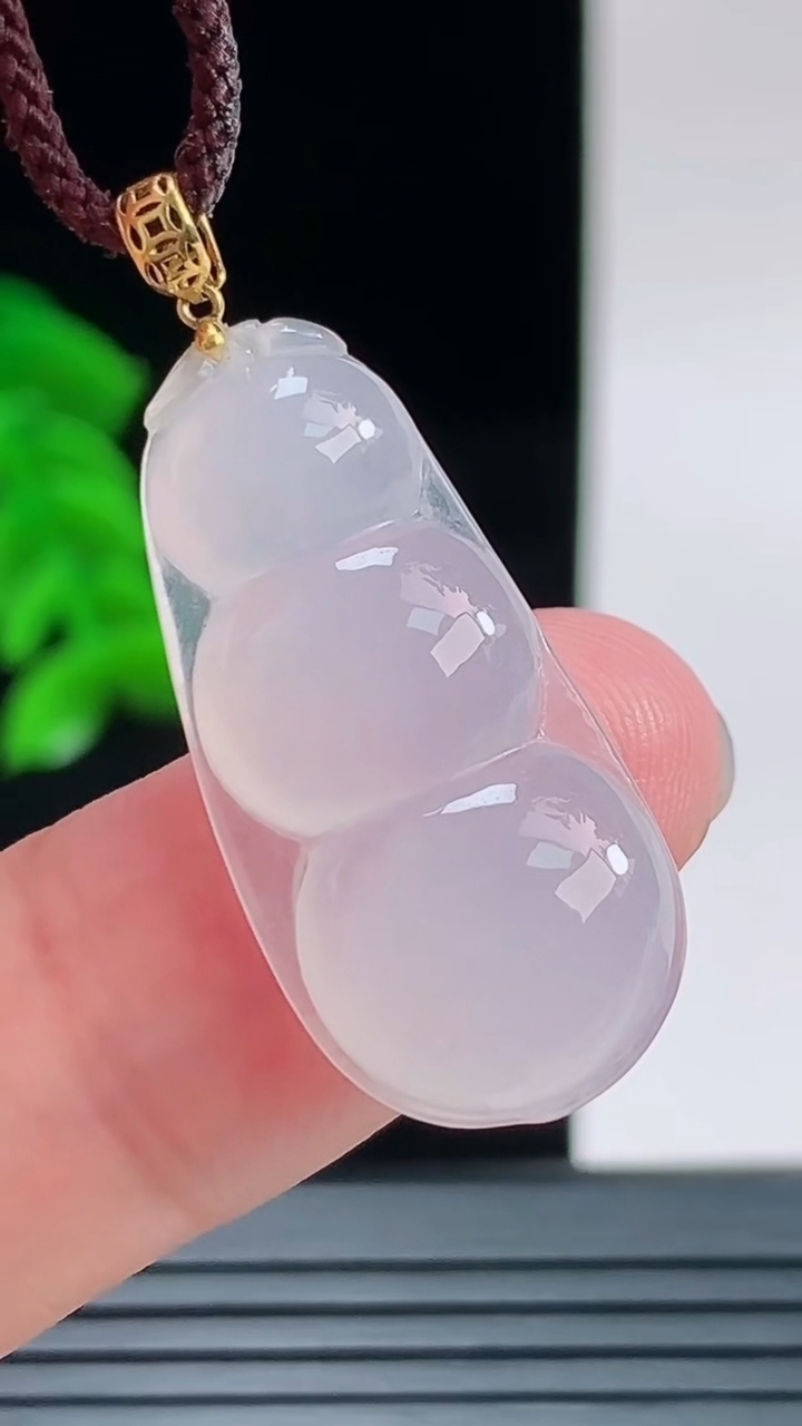 天然A货翡翠种白冰福豆吊坠，尺寸28.7-13.5-5重量:3.29g
9月9日