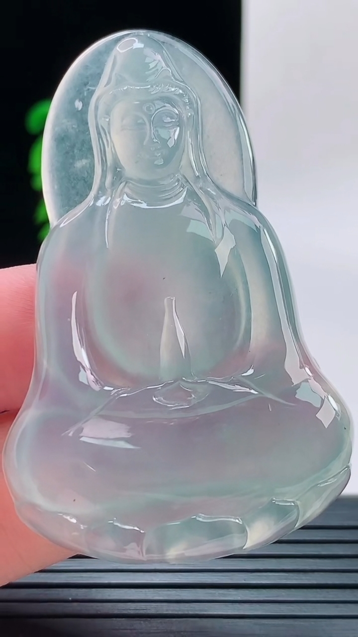 天然A货翡翠素衣观音菩萨吊坠，尺寸62.5-40.4-6.1重量:25.70g
9月9日