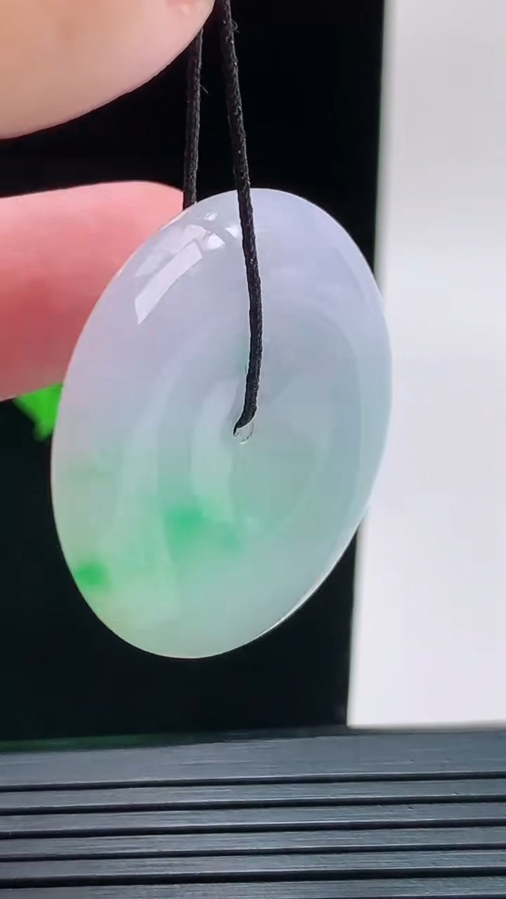天然A货翡翠平安扣吊坠，尺寸34.1-5.8重量:13.71g
9月9日