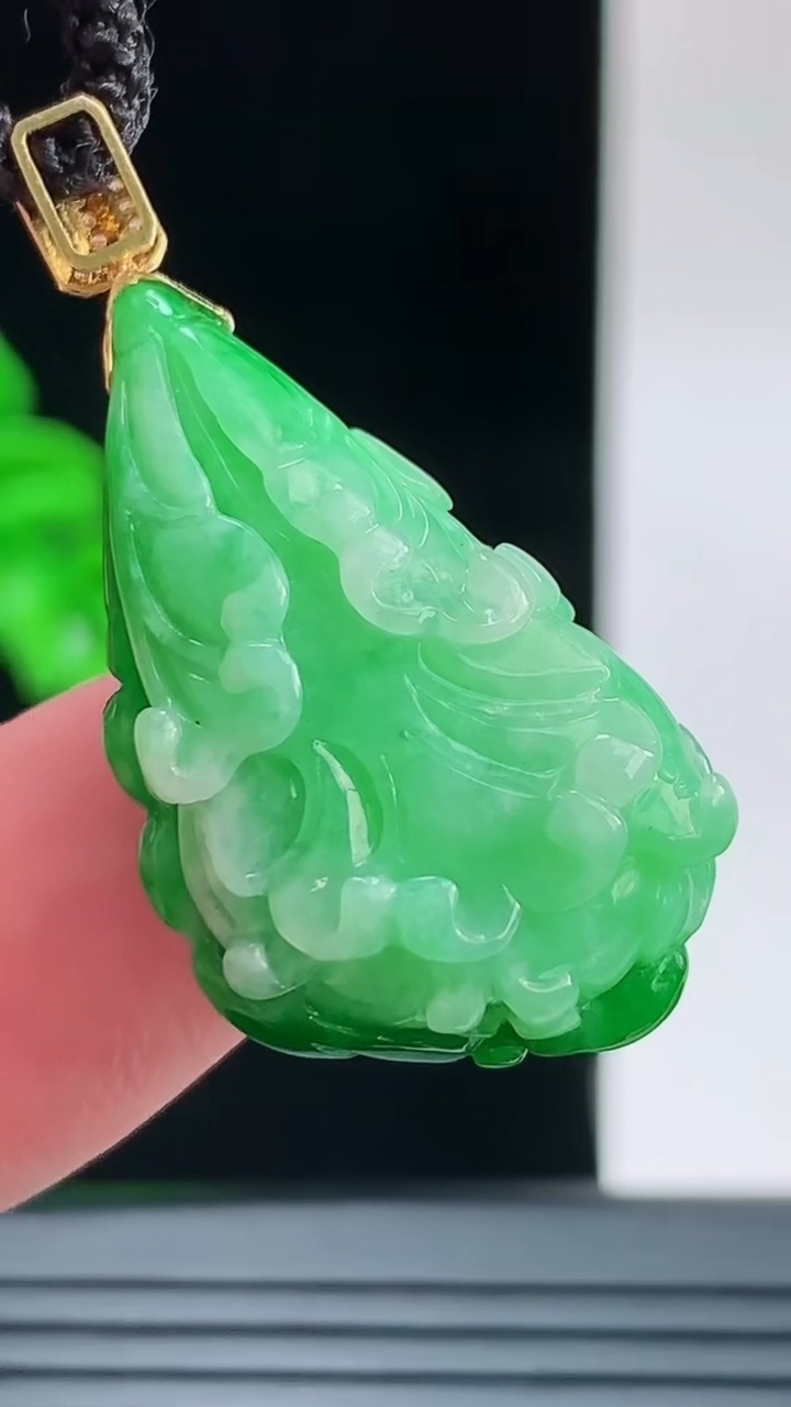 天然A货翡翠白菜吊坠，尺寸30-17-8.5重量:6.63g
9月9日