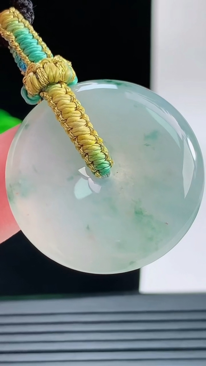 天然A货翡翠冰种飘花平安扣吊坠，尺寸29.5-5.2重量:9.86g
9月9日