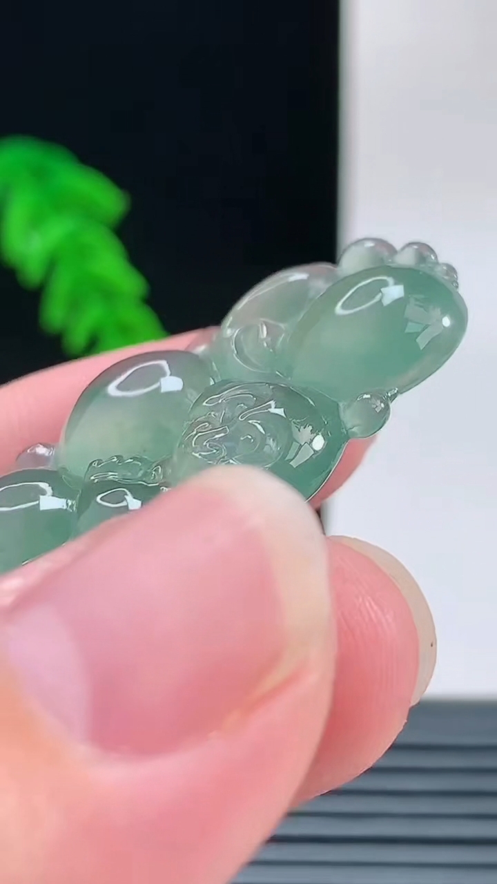 天然A货翡翠灵猴献瑞吊坠，尺寸39-24.3-5.9重量:8.62g
9月9日