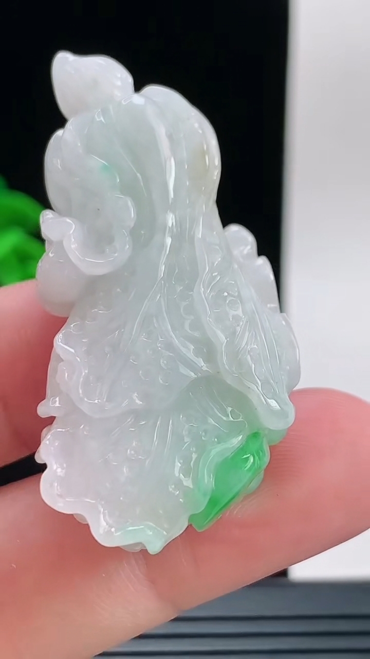 天然A货翡翠白菜吊坠，尺寸50.5-22.8-12.6重量:23.99g
9月9日