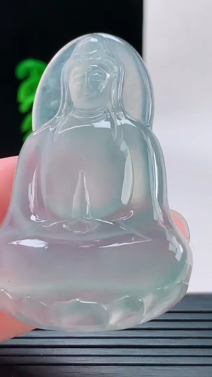 天然A货翡翠素衣观音菩萨吊坠，尺寸62.5-40.4-6.1重量:25.70g
9月9日
