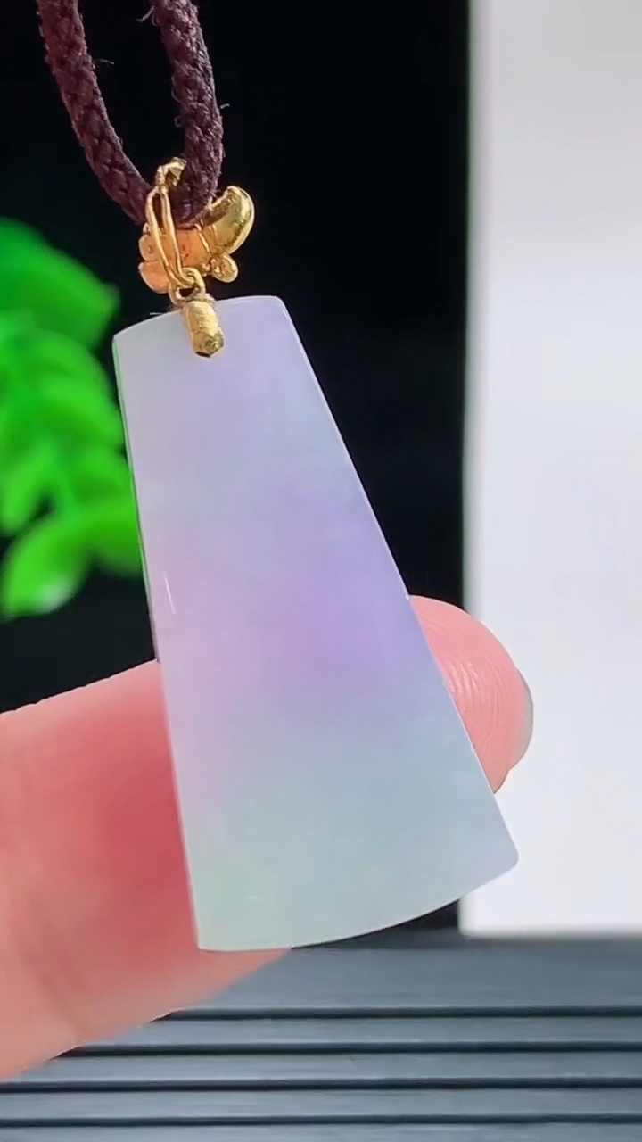 天然A货翡翠18K金春带彩 紫罗兰无事牌吊坠，尺寸27.3-14-4.2重量:4.00g
9月9日