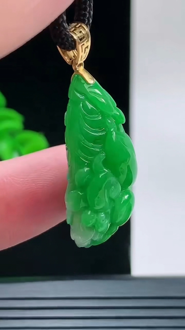 天然A货翡翠白菜吊坠，尺寸30.6-18.7-10.2重量:8.15g
9月9日