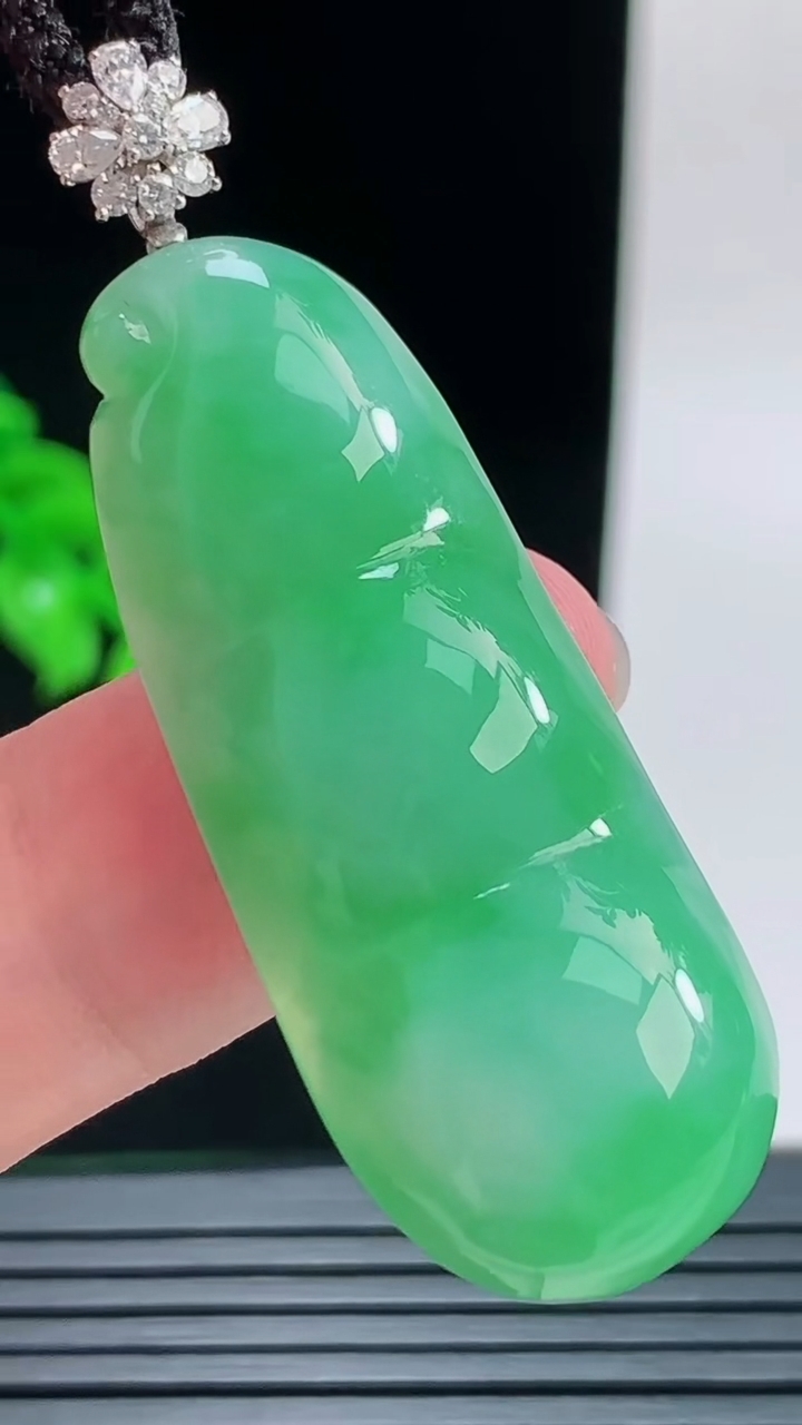天然A货翡翠福豆吊坠，尺寸42-16.9-7.5重量:10.14g
9月9日