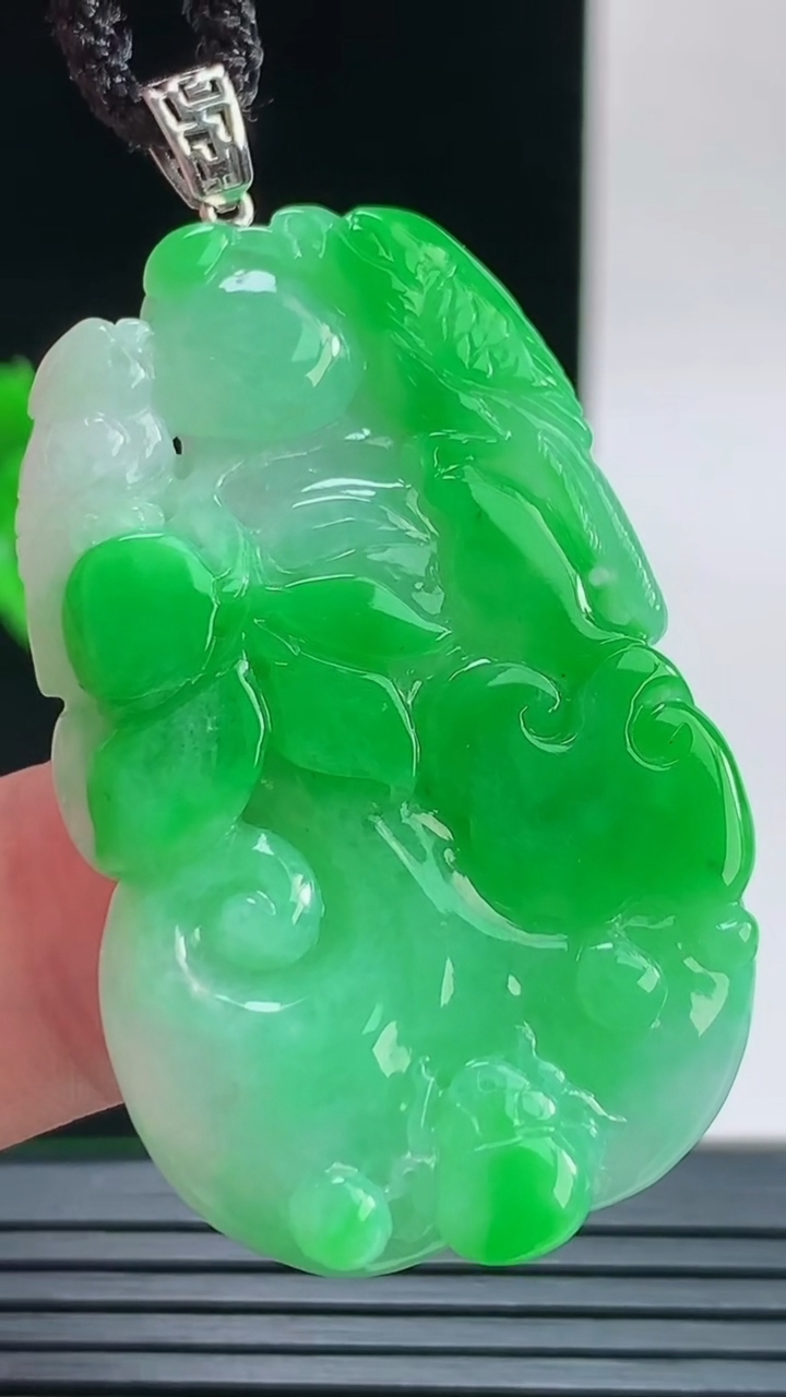 天然A货翡翠如意吊坠，尺寸45-26-8.2重量:19.31g
9月9日