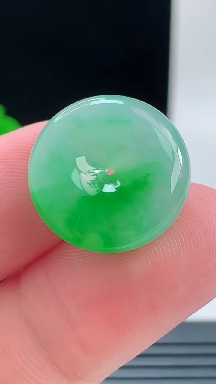 天然A货翡翠平安扣吊坠，尺寸19-6重量:4.70g
9月9日