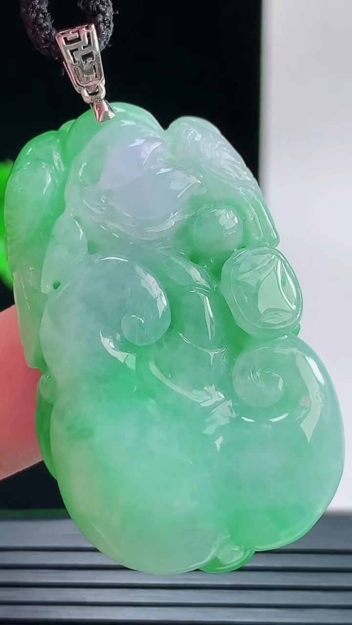 天然A货翡翠如意吊坠，尺寸45-26-8.2重量:19.31g
9月9日