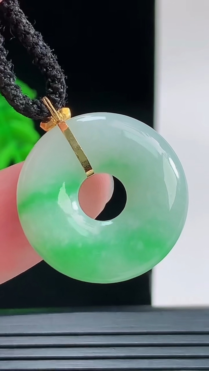 天然A货翡翠平安环吊坠，尺寸23.3-4.8重量:5.09g
9月9日