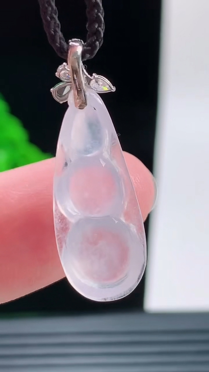 天然A货翡翠种白冰福豆吊坠，尺寸24.3-9.8-5重量:1.83g
9月9日