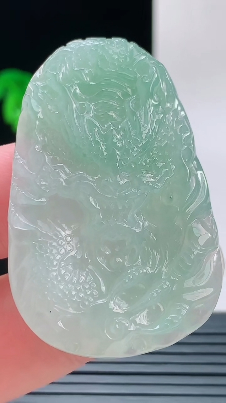 天然A货翡翠龙牌吊坠，尺寸47.5-31.3-6.9重量:20.68g
9月9日