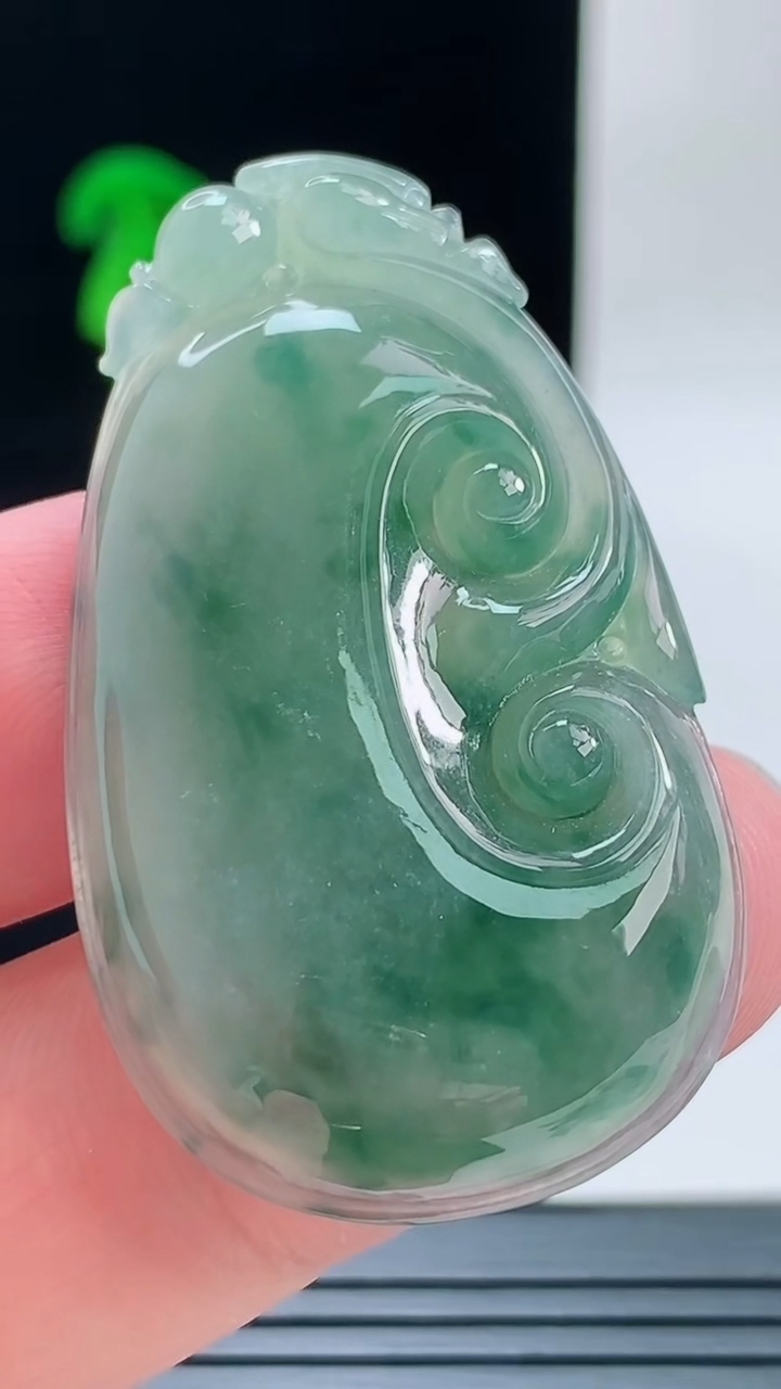 天然A货翡翠飘花如意吊坠，尺寸45.6-27-5.8重量:12.72g
9月9日