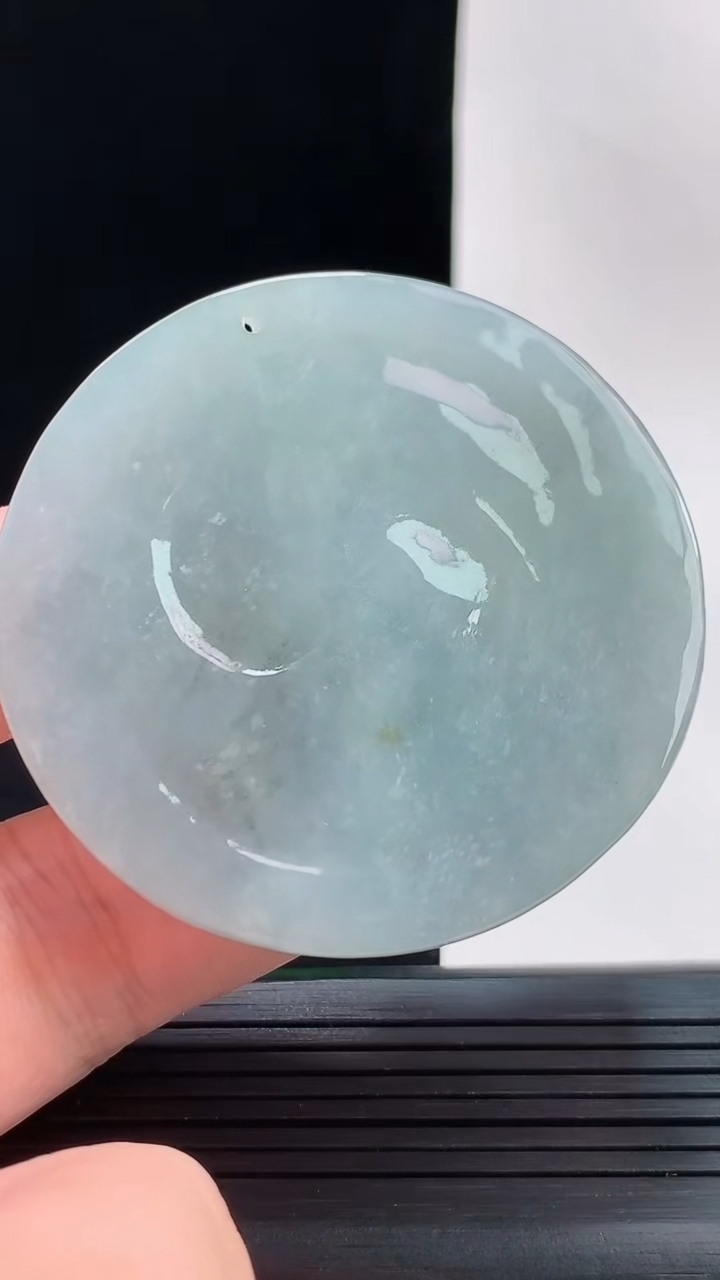天然A货翡翠虚空藏菩萨吊坠，尺寸54.1-11.7重量:67.21g
9月9日