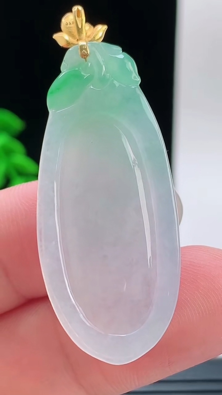 天然A货翡翠福瓜吊坠，尺寸41.1-18.8-6.2重量:10.00g
9月9日