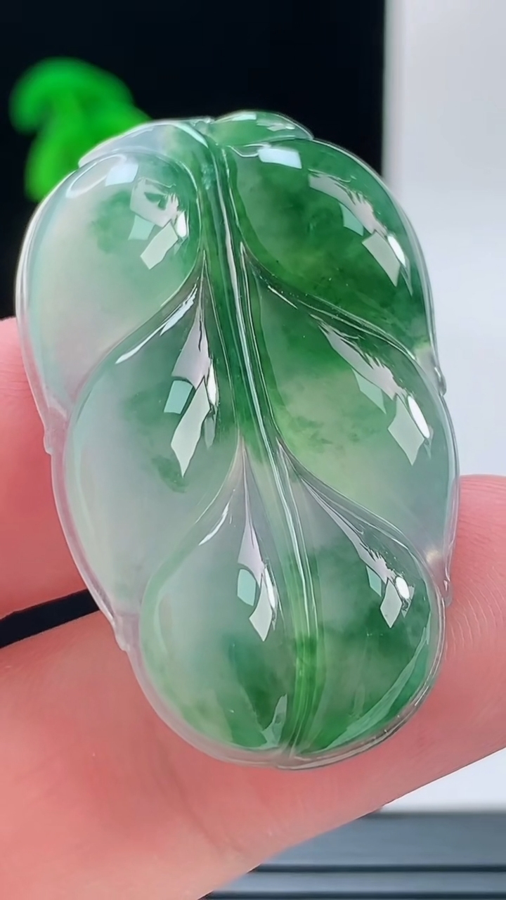 天然A货翡翠冰种飘花金枝玉叶 叶子吊坠，尺寸39.9-24.5-5.2重量:9.21g
9月9日