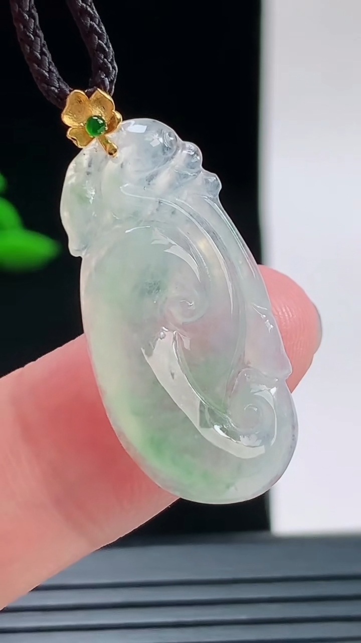 天然A货翡翠如意吊坠，尺寸28.8-14.1-4.4重量:2.73g
9月9日