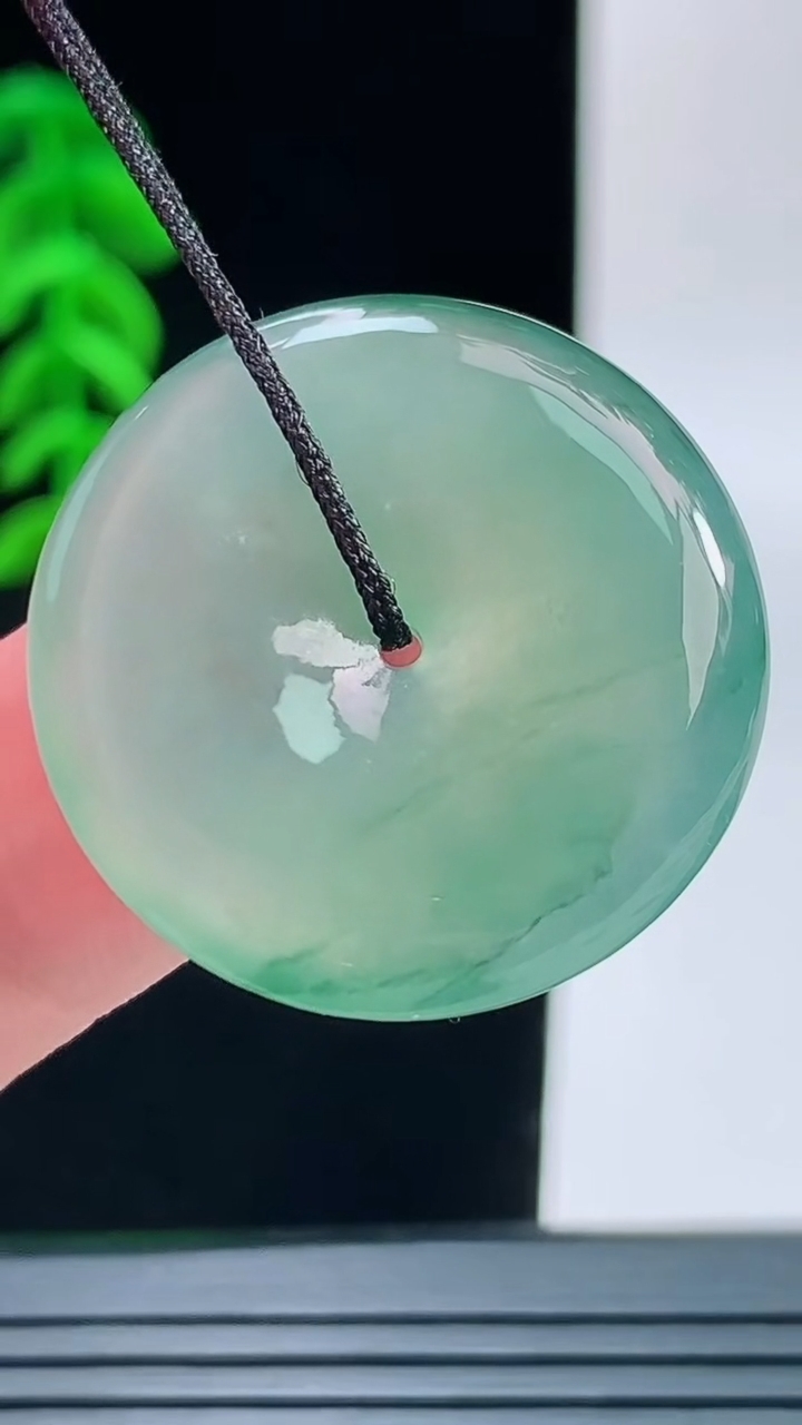 天然A货翡翠冰种飘花平安扣吊坠，尺寸26.6-5.5重量:8.00g
9月9日