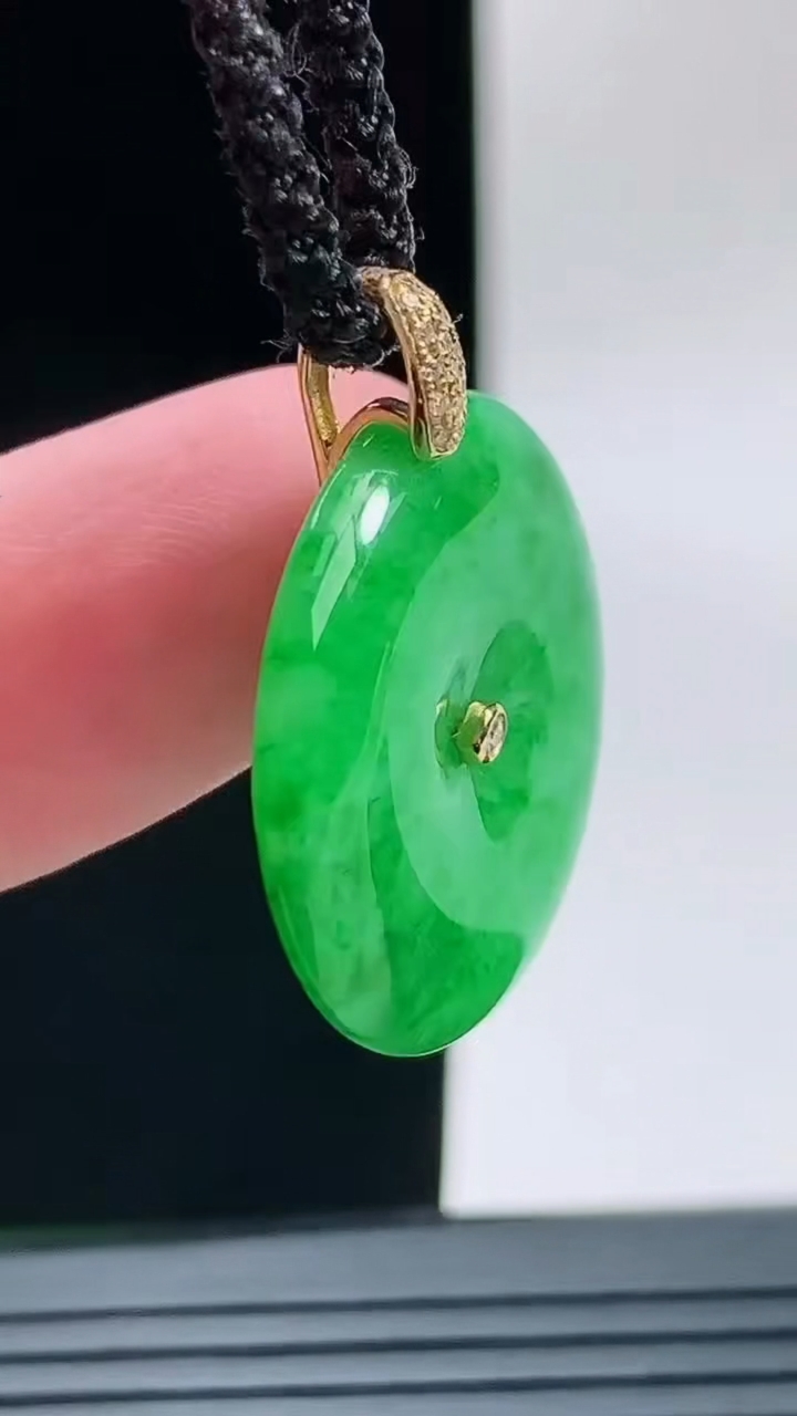 天然A货翡翠平安扣吊坠，尺寸23.3-4.6重量:5.30g
9月9日