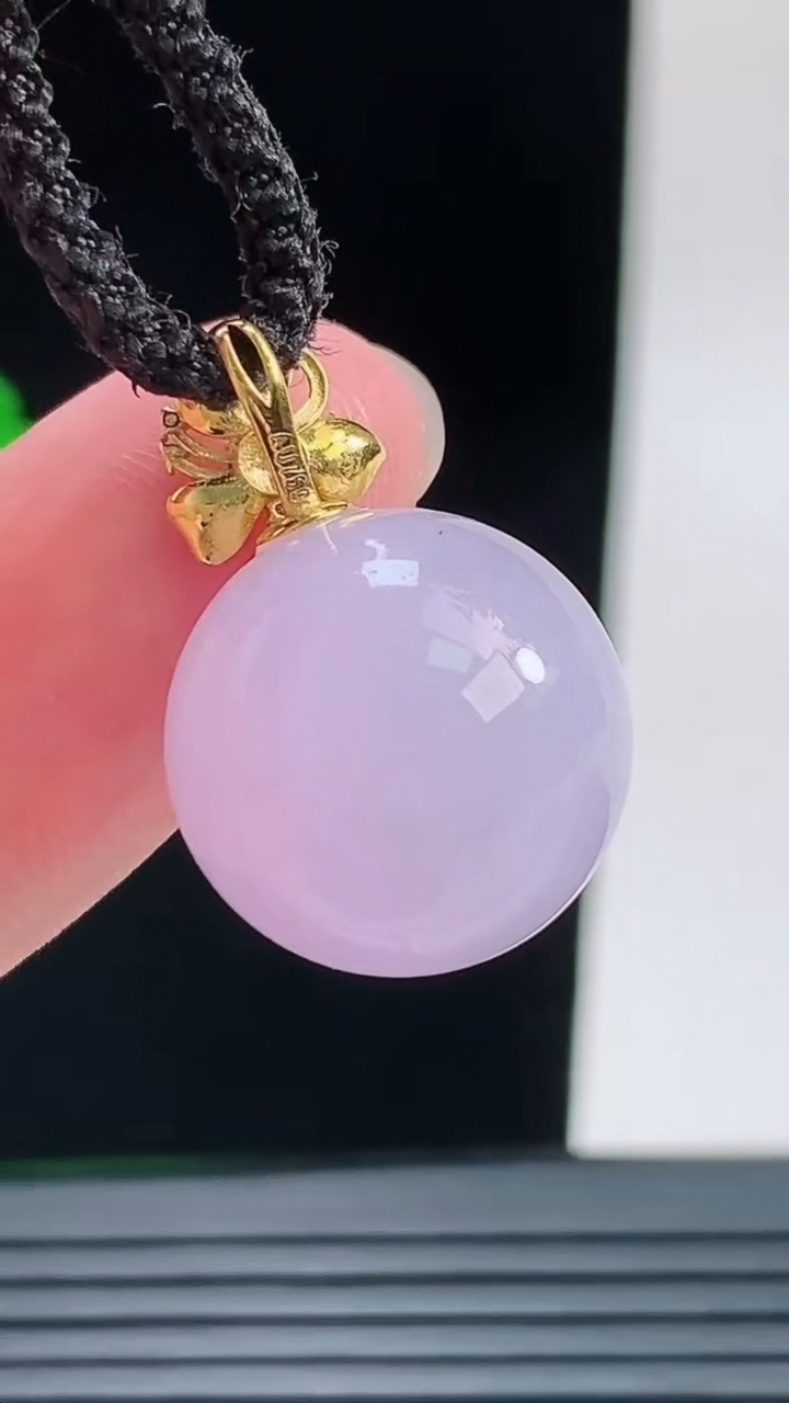天然A货翡翠18K金紫罗兰圆珠吊坠，尺寸15.6重量:6.83g9月9日
工厂直销收藏佳品,种好水足，色泽均匀，有种有色，上手高大气！