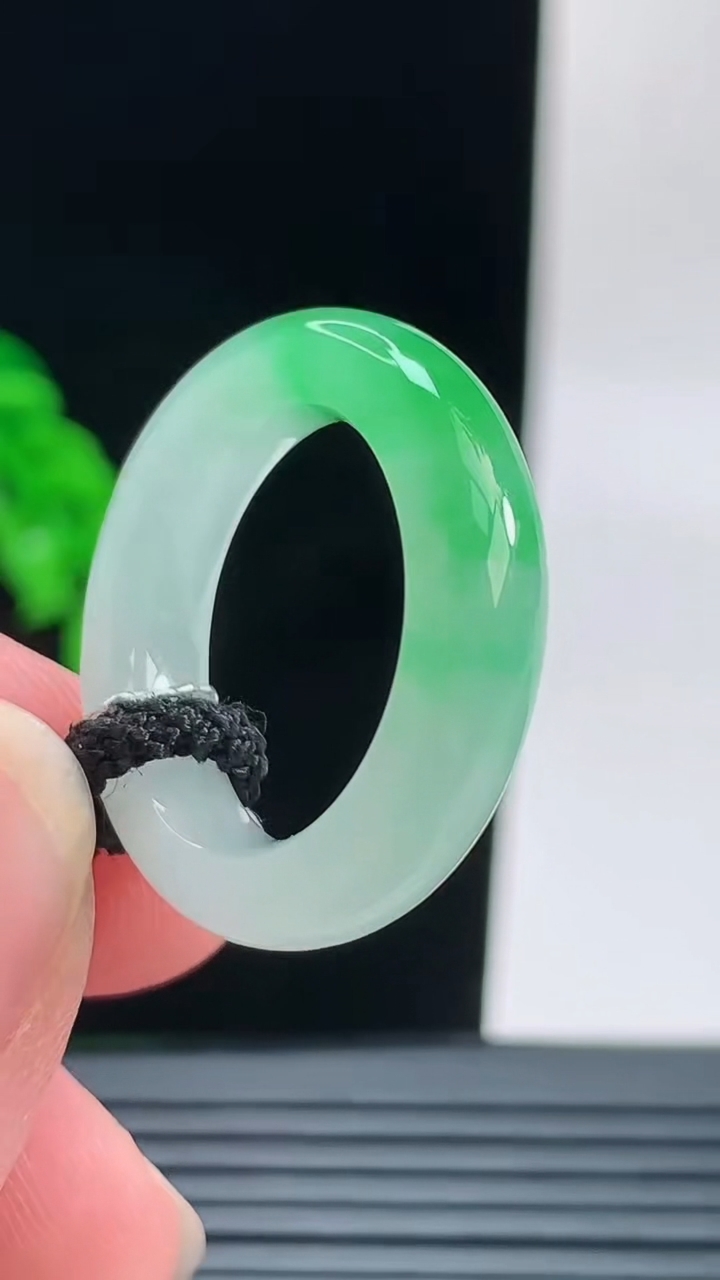 天然A货翡翠玉指环戒指，尺寸17.4-5.6-4.5重量:4.70g2026年9月9日
工厂直销收藏佳品,种好水足，色泽均匀，有种有色，上手高大气！