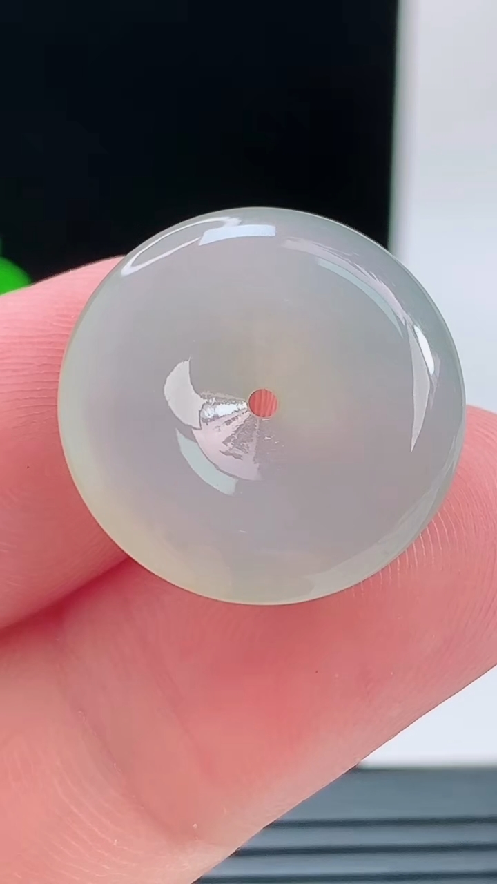 天然A货翡翠平安扣吊坠，尺寸20.9-5重量:4.23g
9月9日