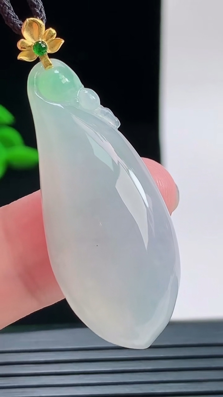 天然A货翡翠福瓜吊坠，尺寸40.8-24.9-7.3重量:8.28g
9月9日