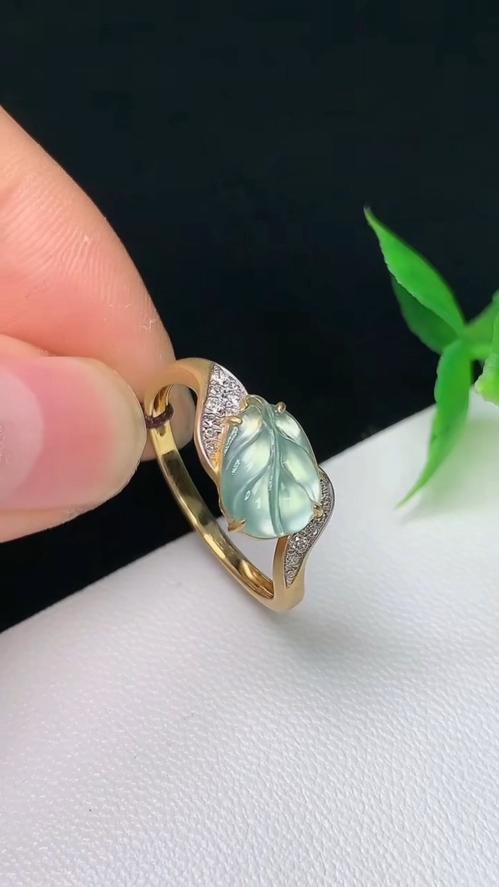 天然A货翡翠白冰金枝玉叶 叶子戒指，尺寸17.9-9.8-6.8，重量:2.21g
9月9日