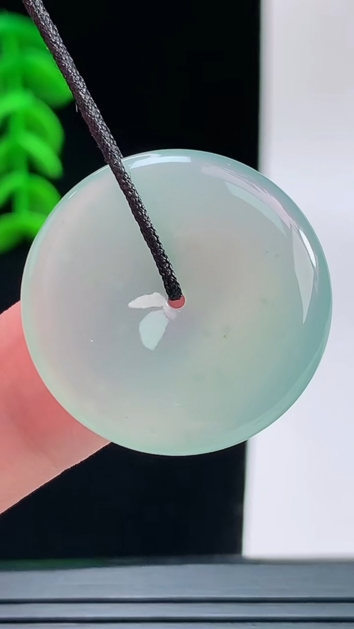 天然A货翡翠平安扣吊坠，尺寸25.1-4.2重量:5.40g
9月9日