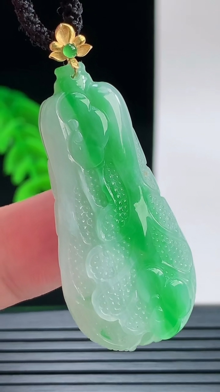 天然A货翡翠白菜吊坠，尺寸41.7-20-8.8重量:12.95g
9月9日