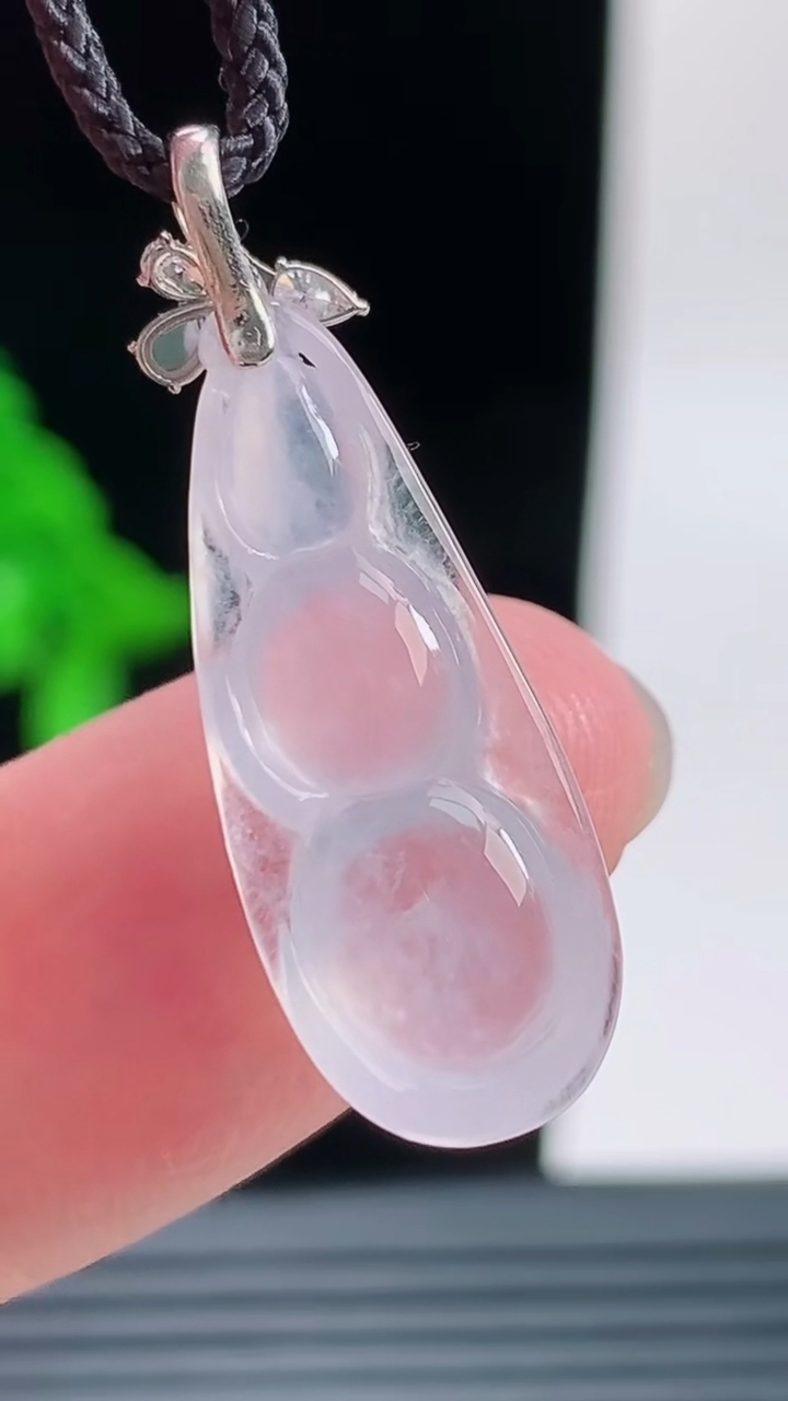 天然A货翡翠种白冰福豆吊坠，尺寸24.3-9.8-5重量:1.83g
9月9日