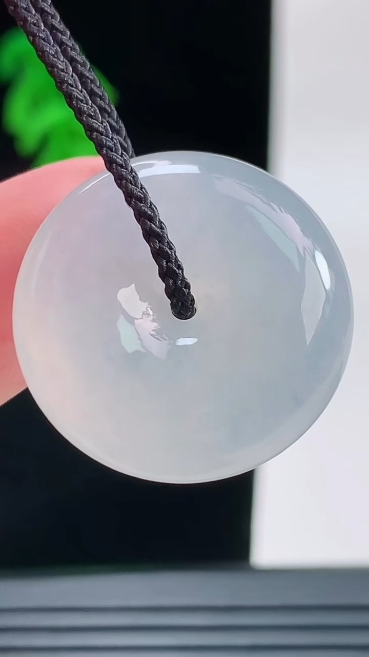 天然A货翡翠平安扣吊坠，尺寸23.3-7.1重量:8.10g
9月9日
