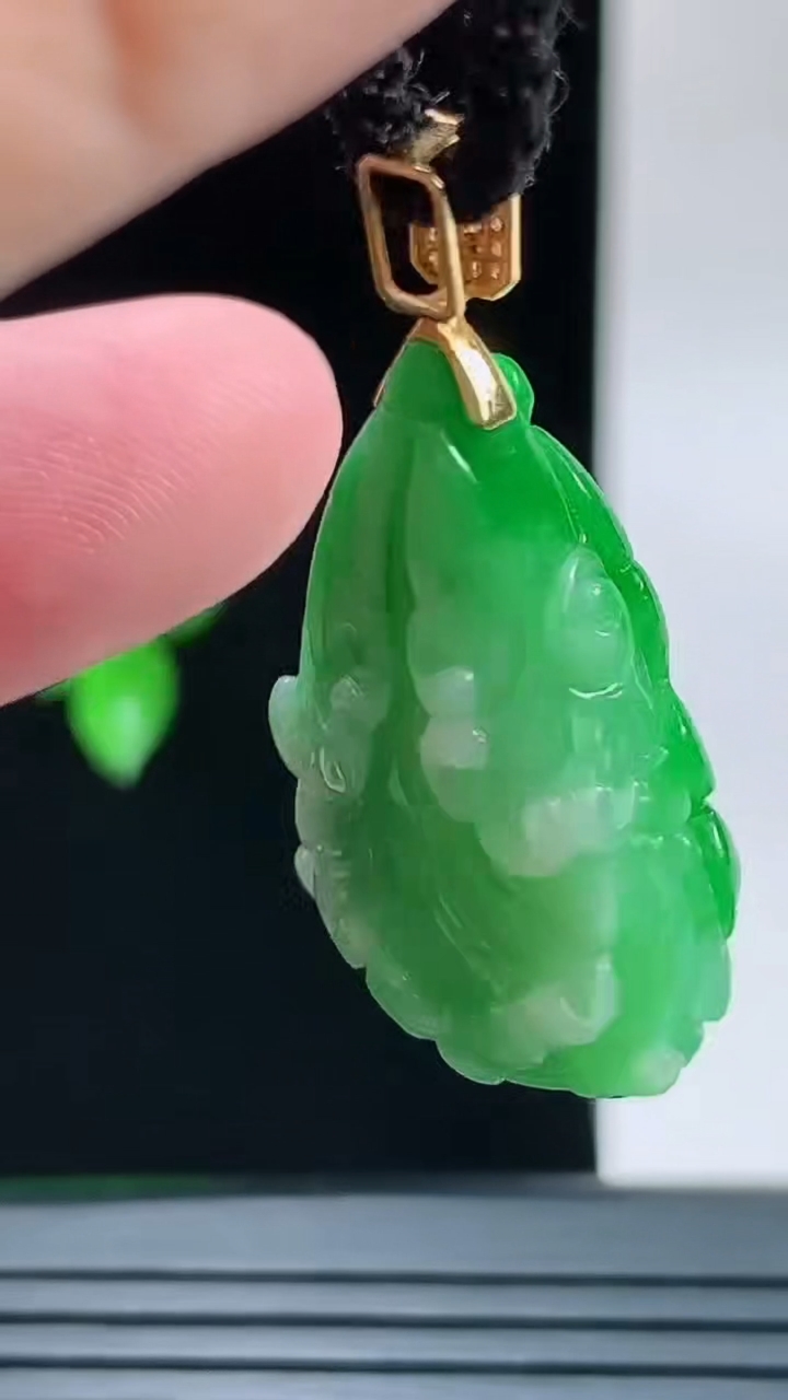 天然A货翡翠白菜吊坠，尺寸30-17-8.5重量:6.63g
9月9日