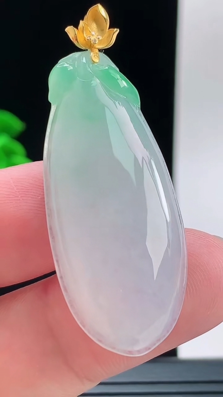 天然A货翡翠福瓜吊坠，尺寸41.1-18.8-6.2重量:10.00g
9月9日