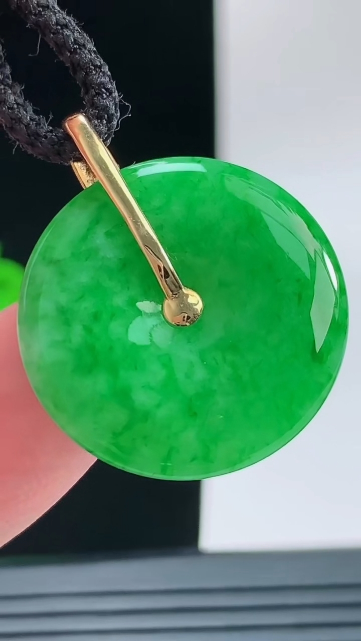 天然A货翡翠平安扣吊坠，尺寸23.3-4.6重量:5.30g
9月9日