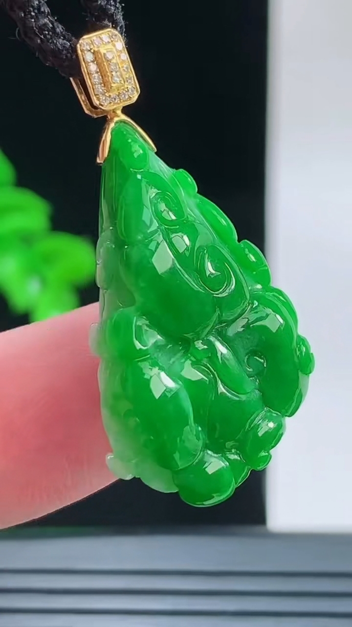 天然A货翡翠白菜吊坠，尺寸30-17-8.5重量:6.63g
9月9日