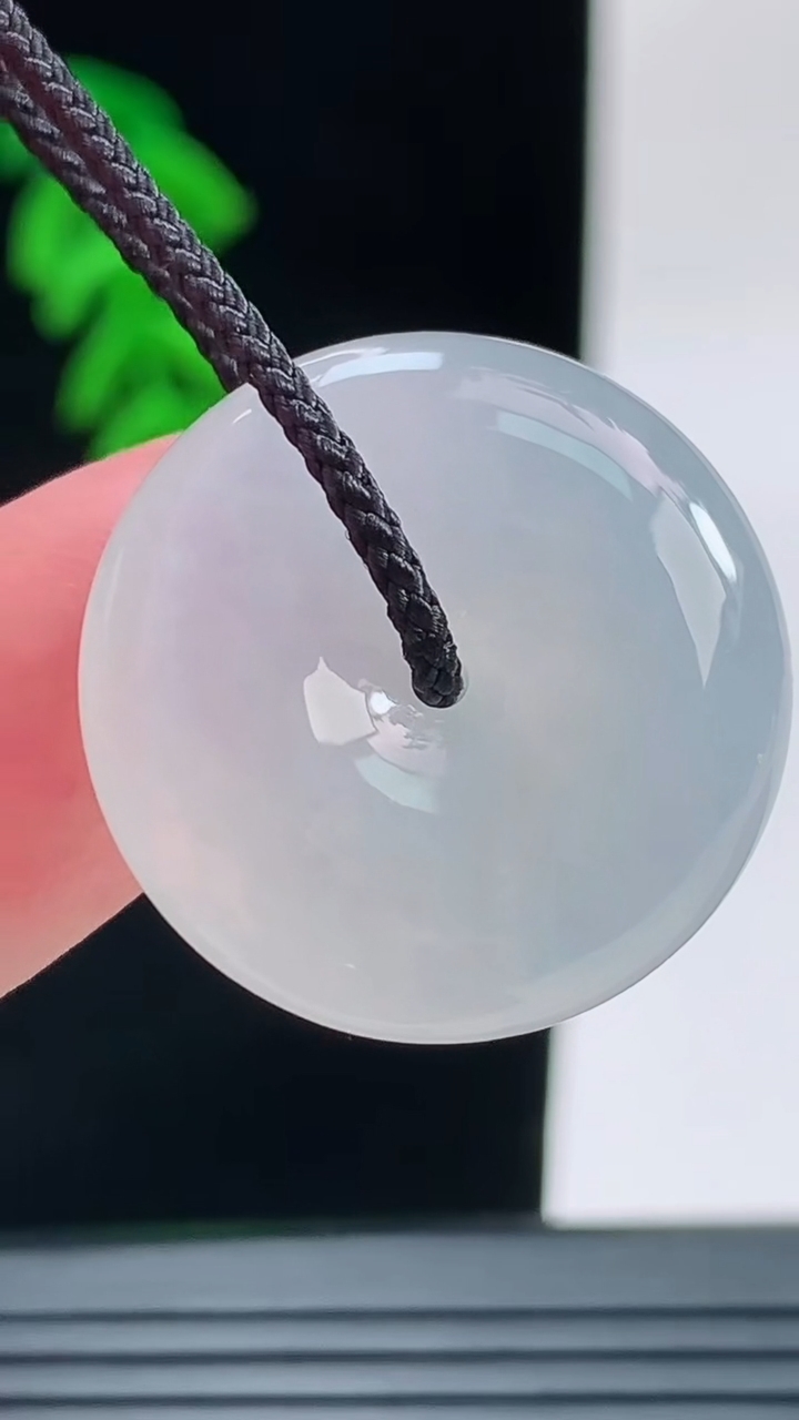 天然A货翡翠平安扣吊坠，尺寸23.3-7.1重量:8.10g
9月9日