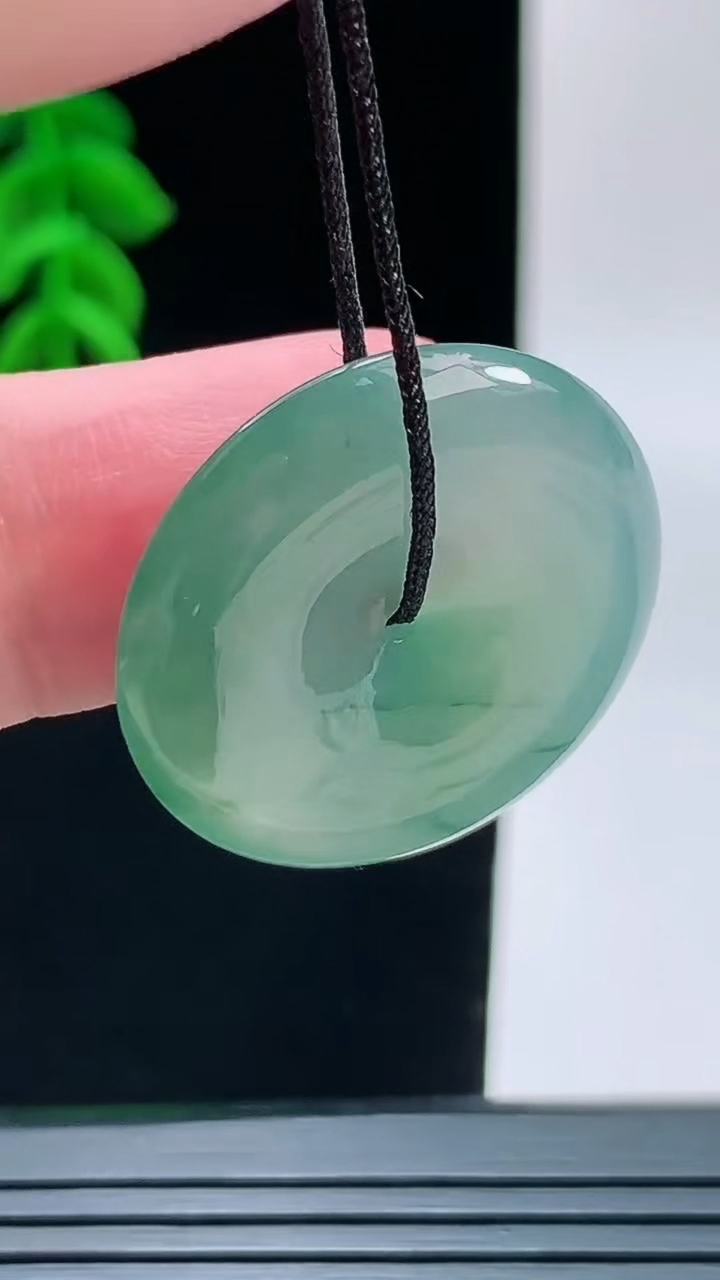 天然A货翡翠冰种飘花平安扣吊坠，尺寸26.6-5.5重量:8.00g
9月9日