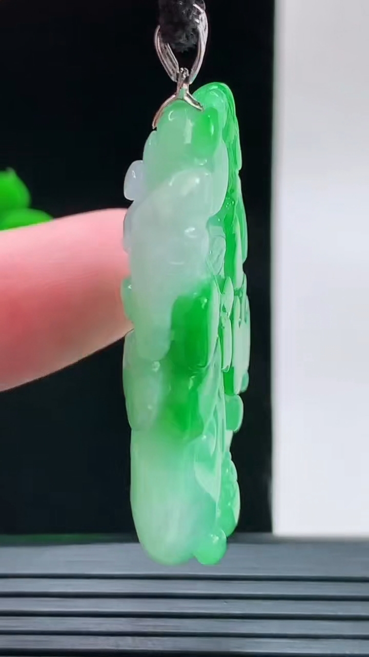 天然A货翡翠如意吊坠，尺寸45-26-8.2重量:19.31g
9月9日