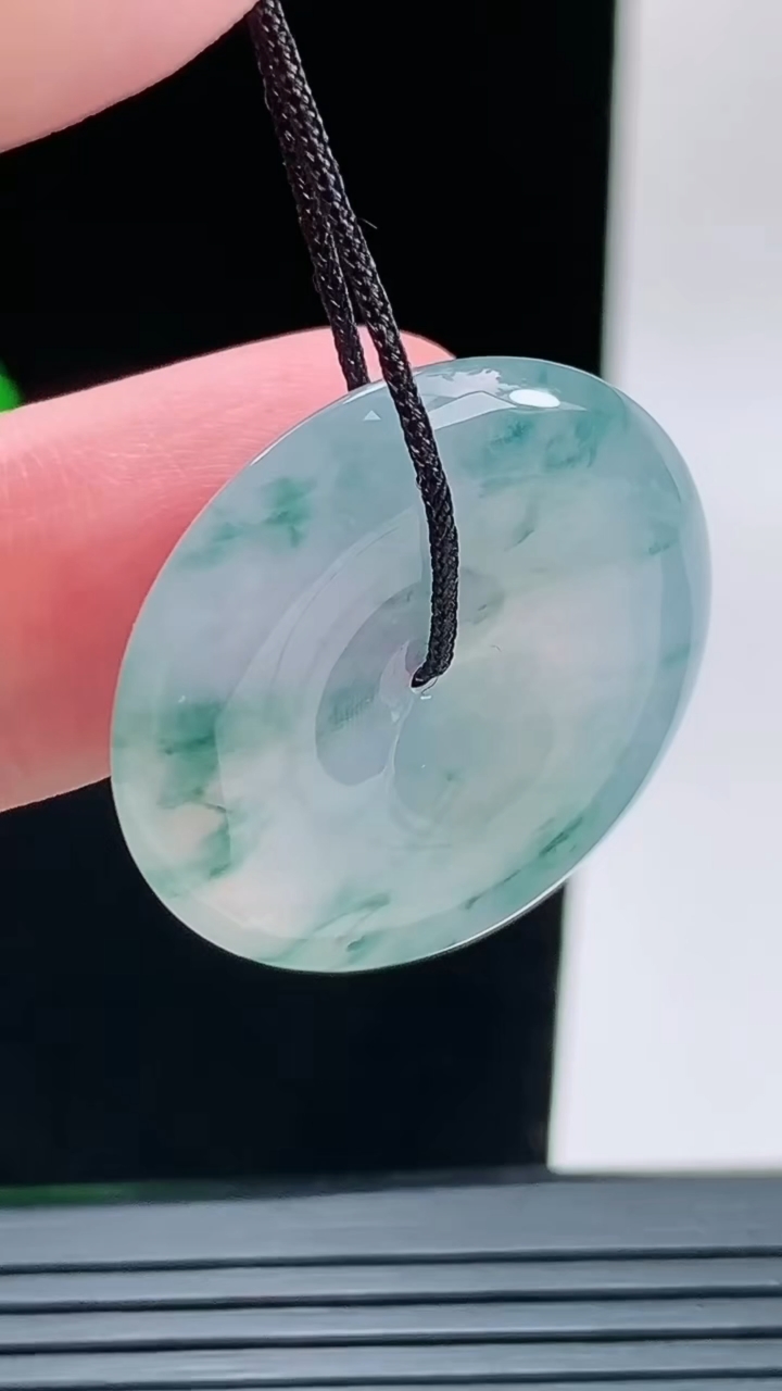 天然A货翡翠种飘花平安扣吊坠，尺寸27-5.7重量:8.40g
9月9日