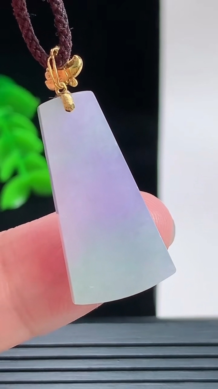 天然A货翡翠18K金春带彩 紫罗兰无事牌吊坠，尺寸27.3-14-4.2重量:4.00g
9月9日