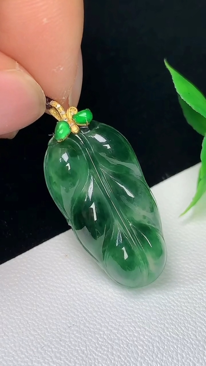 天然A货翡翠金枝玉叶 叶子吊坠，尺寸26.3-13.8-4.7，重量:3.67g
9月9日